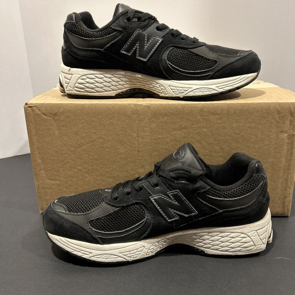 Size 7- New Balance Mens/Boys 2002 Sneakers GC2002BK Suede Black No Box